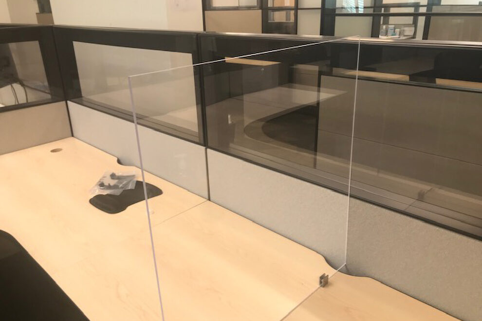 Double Cubicle W Glass Partition