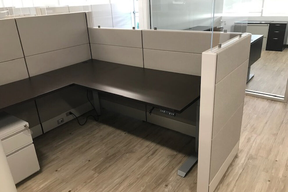 Single Corner Cubicle W Upper Glass